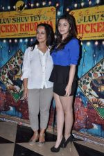 Alia Bhatt, Soni Razdan at Luv Shuv Tey Chicken Khurana Premiere in PVR on 29th Oct 2012 (72).JPG