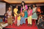 Sambhavna Seth at Shabd film promotion fashion show with beggars on the ramp on 29th Oct 2012 (184).JPG