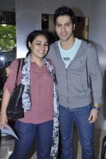 Varun Dhawan with Student Of The Year team meets Book My Show contest winners in Dharma Office on 29th Oct 2012 (14).JPG
