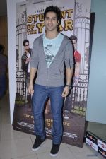 Varun Dhawan with Student Of The Year team meets Book My Show contest winners in Dharma Office on 29th Oct 2012 (16).JPG