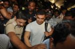 Aamir Khan arrives from Haj Yatra with mother in Airport, Mumbai on 1st Nov 2012 (5).JPG