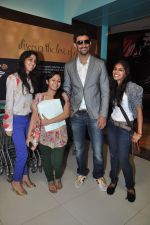 Kunal Kapoor cooks for fans at Book my show contest winners greet n meet event on 2nd Nov 2012 (1).JPG
