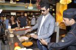 Kunal Kapoor cooks for fans at Book my show contest winners greet n meet event on 2nd Nov 2012 (10).JPG