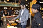 Kunal Kapoor cooks for fans at Book my show contest winners greet n meet event on 2nd Nov 2012 (11).JPG