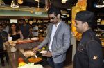 Kunal Kapoor cooks for fans at Book my show contest winners greet n meet event on 2nd Nov 2012 (14).JPG