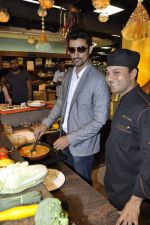 Kunal Kapoor cooks for fans at Book my show contest winners greet n meet event on 2nd Nov 2012 (16).JPG