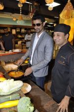 Kunal Kapoor cooks for fans at Book my show contest winners greet n meet event on 2nd Nov 2012 (17).JPG