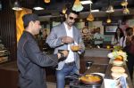 Kunal Kapoor cooks for fans at Book my show contest winners greet n meet event on 2nd Nov 2012 (26).JPG