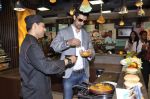 Kunal Kapoor cooks for fans at Book my show contest winners greet n meet event on 2nd Nov 2012 (27).JPG