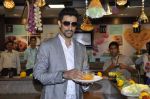 Kunal Kapoor cooks for fans at Book my show contest winners greet n meet event on 2nd Nov 2012 (33).JPG