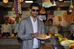 Kunal Kapoor cooks for fans at Book my show contest winners greet n meet event on 2nd Nov 2012 (35).JPG