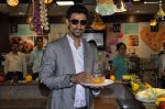 Kunal Kapoor cooks for fans at Book my show contest winners greet n meet event on 2nd Nov 2012 (37).JPG