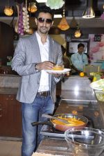 Kunal Kapoor cooks for fans at Book my show contest winners greet n meet event on 2nd Nov 2012 (38).JPG