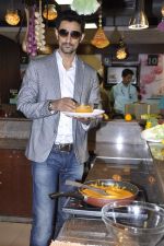 Kunal Kapoor cooks for fans at Book my show contest winners greet n meet event on 2nd Nov 2012 (39).JPG