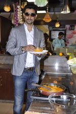 Kunal Kapoor cooks for fans at Book my show contest winners greet n meet event on 2nd Nov 2012 (40).JPG