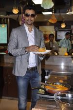 Kunal Kapoor cooks for fans at Book my show contest winners greet n meet event on 2nd Nov 2012 (44).JPG