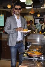 Kunal Kapoor cooks for fans at Book my show contest winners greet n meet event on 2nd Nov 2012 (45).JPG
