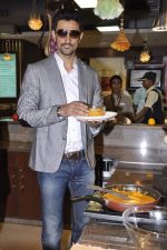 Kunal Kapoor cooks for fans at Book my show contest winners greet n meet event on 2nd Nov 2012 (46).JPG