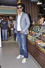 Kunal Kapoor cooks for fans at Book my show contest winners greet n meet event on 2nd Nov 2012 (47).JPG