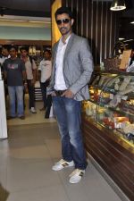 Kunal Kapoor cooks for fans at Book my show contest winners greet n meet event on 2nd Nov 2012 (50).JPG