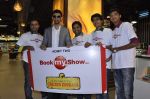 Kunal Kapoor cooks for fans at Book my show contest winners greet n meet event on 2nd Nov 2012 (61).JPG