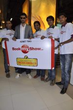 Kunal Kapoor cooks for fans at Book my show contest winners greet n meet event on 2nd Nov 2012 (64).JPG