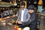 Kunal Kapoor cooks for fans at Book my show contest winners greet n meet event on 2nd Nov 2012 (8).JPG