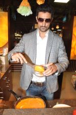 Kunal Kapoor cooks for fans at Book my show contest winners greet n meet event on 2nd Nov 2012 (85).JPG
