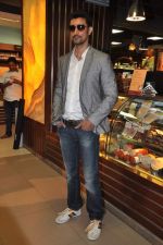 Kunal Kapoor cooks for fans at Book my show contest winners greet n meet event on 2nd Nov 2012 (86).JPG
