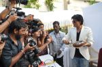 Shahrukh Khan celebrates his B_day with media on 2nd Nov 2012 (31).JPG