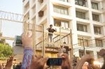 Shahrukh Khan meets fans on his B_day on 2nd Nov 2012 (31).JPG