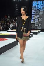 Model walk the ramp for Asmita Marwah Show at Blender_s Pride Fashion Tour Day 1 on 3rd Nov 2012 (33).JPG