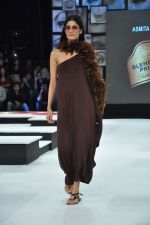 Model walk the ramp for Asmita Marwah Show at Blender_s Pride Fashion Tour Day 1 on 3rd Nov 2012 (35).JPG