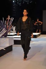 Model walk the ramp for Mandira Wirk Show at Blender_s Pride Fashion Tour Day 2 on 4th Nov 2012 (4).JPG
