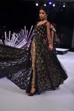 Model walk the ramp for Neeta Lulla Show at Blender_s Pride Fashion Tour Day 2 on 4th Nov 2012 (26).JPG