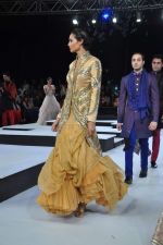 Model walk the ramp for Shantanu & Nikhil Show at Blender_s Pride Fashion Tour Day 2 on 4th Nov 2012 (1).JPG