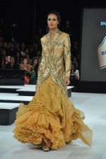 Model walk the ramp for Shantanu & Nikhil Show at Blender_s Pride Fashion Tour Day 2 on 4th Nov 2012 (10).JPG