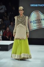 Model walk the ramp for Vikram Phadnis Show at Blender_s Pride Fashion Tour Day 2 on 4th Nov 2012 (19).JPG