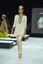 Model walk the ramp for Vikram Phadnis Show at Blender_s Pride Fashion Tour Day 2 on 4th Nov 2012 (39).JPG