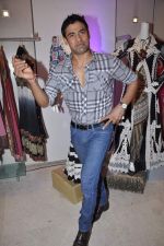 Sangram Singh at Kimaya showcases Ritu beri_s collection in Juhu, Mumbai on 5th Nov 2012 (41).JPG