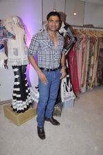 Sangram Singh at Kimaya showcases Ritu beri_s collection in Juhu, Mumbai on 5th Nov 2012 (42).JPG