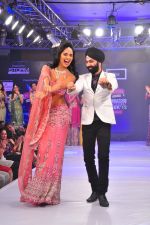 A D Singh with Nathalia Kaur at Kingfishers coimbaitore fashion week on 6th Nov 2012 (13).jpeg