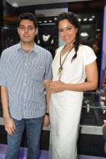 Sameera Reddy at Dwarkadas Chandumal  Jewellery Store Launch in Mumbai on 8th Nov 2012 (65).JPG