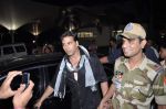 Akshay kumar snapped at the airport in Mumbai on 9th Nov 2012 (27).JPG