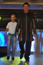 Anu Malik walk the ramp at Umeed-Ek Koshish charitable fashion show in Leela hotel on 9th Nov 2012.1 (83).JPG