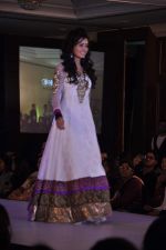 Model walk the ramp at Umeed-Ek Koshish charitable fashion show in Leela hotel on 9th Nov 2012 (25).JPG