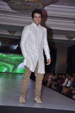 Model walk the ramp at Umeed-Ek Koshish charitable fashion show in Leela hotel on 9th Nov 2012 (60).JPG