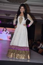 Model walk the ramp at Umeed-Ek Koshish charitable fashion show in Leela hotel on 9th Nov 2012 (61).JPG