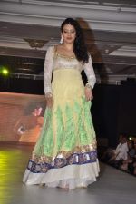 Model walk the ramp at Umeed-Ek Koshish charitable fashion show in Leela hotel on 9th Nov 2012 (76).JPG