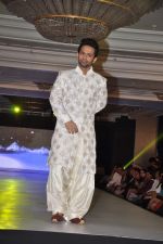 Model walk the ramp at Umeed-Ek Koshish charitable fashion show in Leela hotel on 9th Nov 2012 (80).JPG